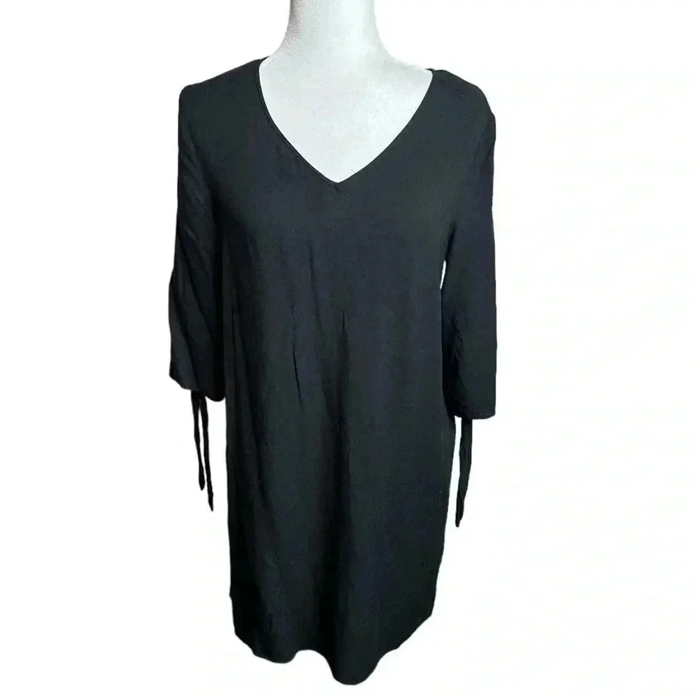H&M Black Shift Dress 3/4 sleeves with bows knee length
Women's 8